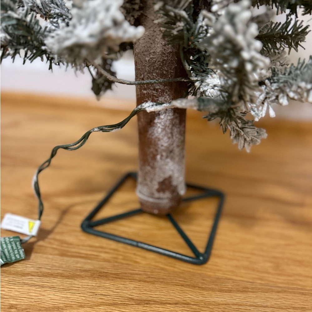 Frontgate Pre-Lit Flocked Alpine Tree - NWT - Picture 13 of 16